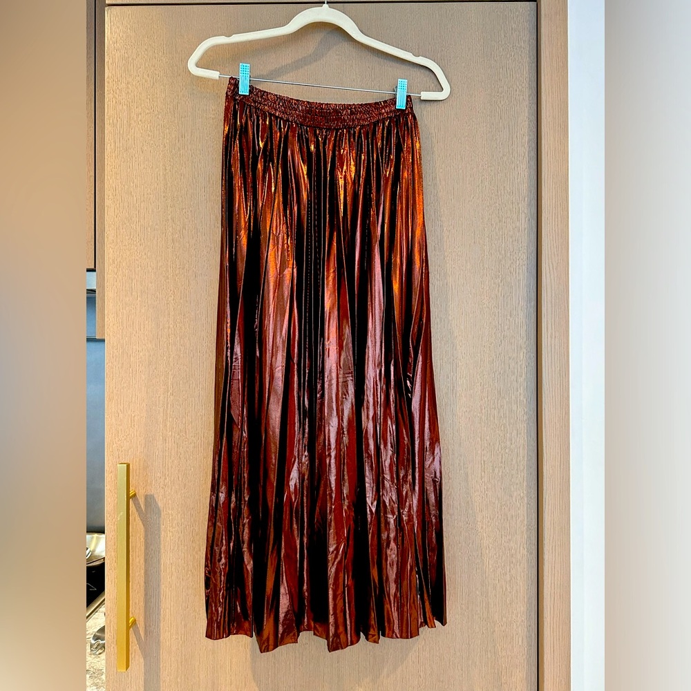 Brown pleated midi skirt with a metallic finish